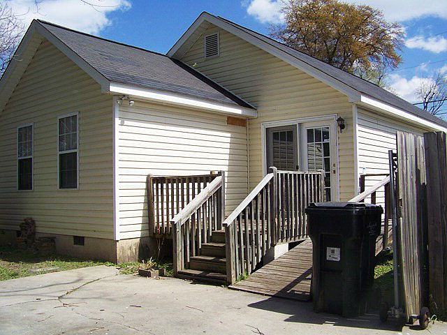 2nd image of 1015 Carrie St