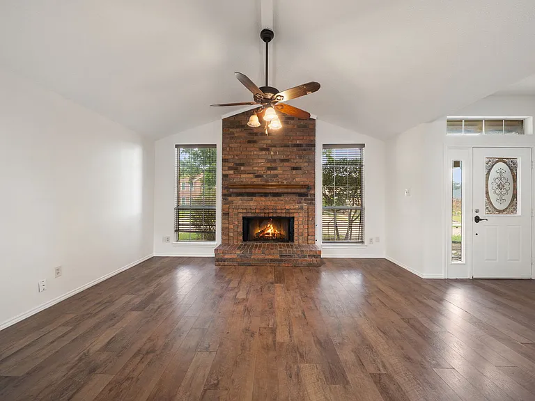 1414 Dudley Dr — Photo 6