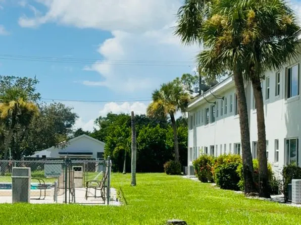 3250 10th St N APT B2, Naples, FL 34103