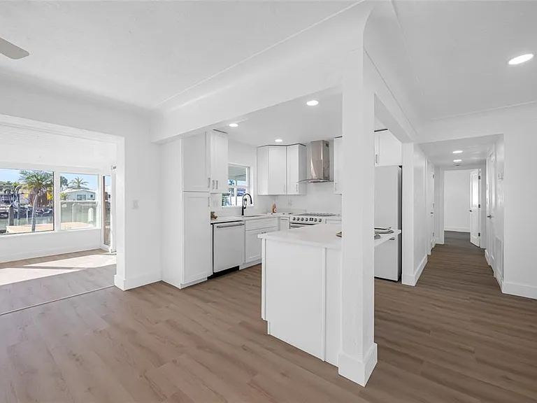 7930 Causeway Blvd S — Photo 11