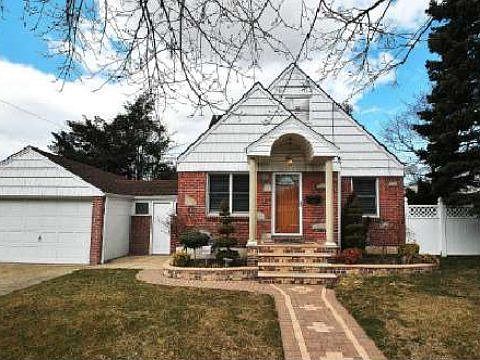 1st image of 208 Westbury Ave