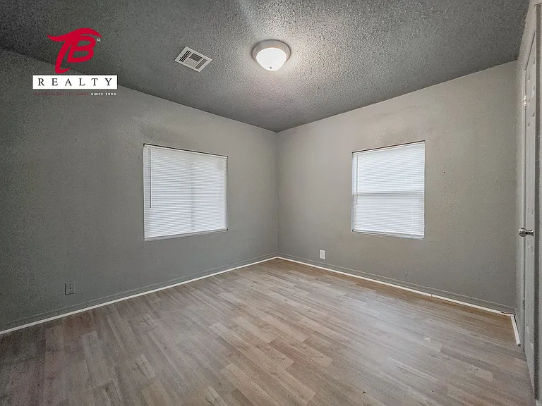 2320 NE 20th St — Photo 23