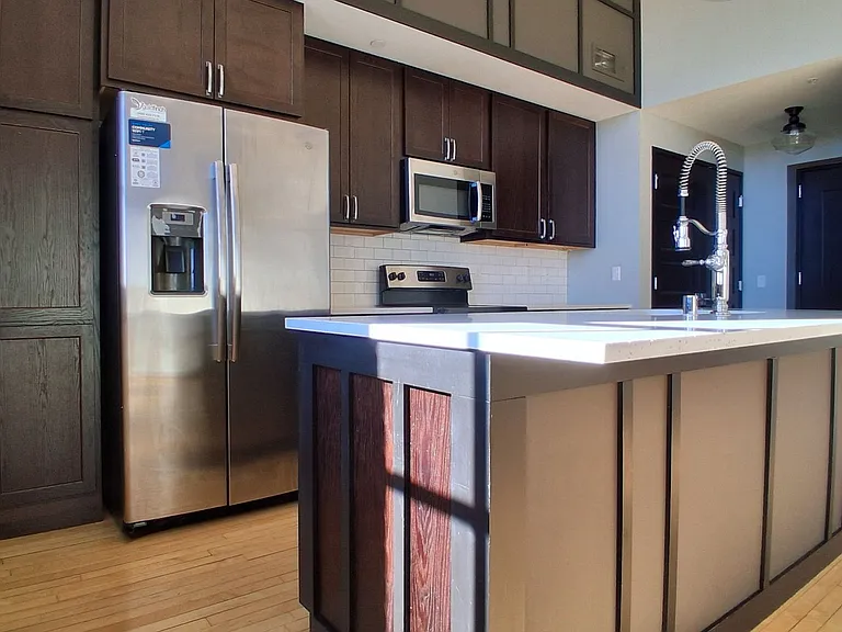 215 N Webster Ave — Photo 2