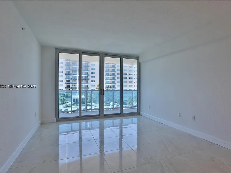 7501 E Treasure Dr #4K — Photo 5