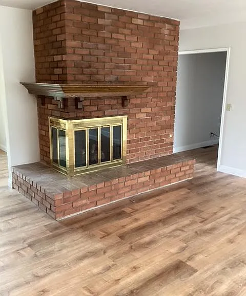 Gas fireplace, hearth and mantel in Living Room