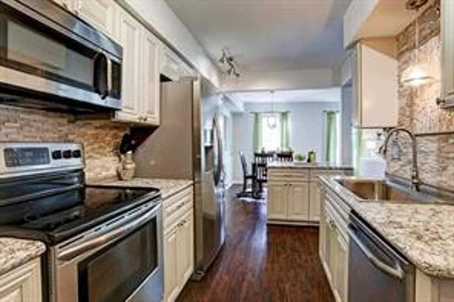 351 N Post Oak Ln — Photo 2