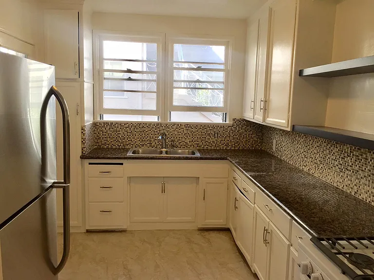 626 Midvale Ave #2 — Photo 10