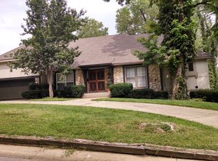 7031 Lakeshore Dr, Raytown, MO 64133