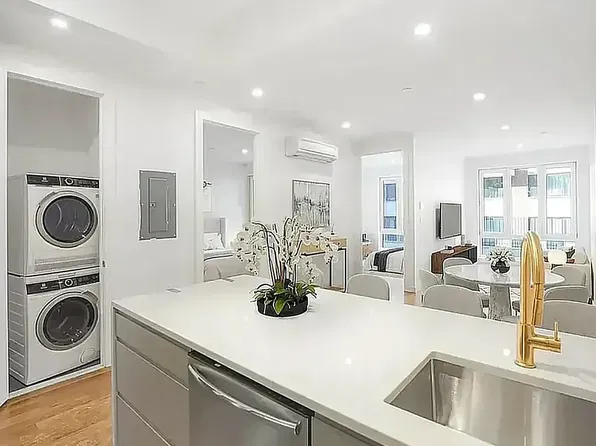 138-25 Barclay Ave, Flushing, NY