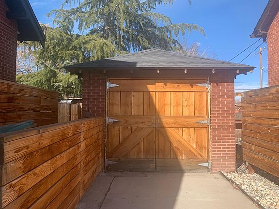 one car garage for all your toys. tandem parking for 2 cars in front