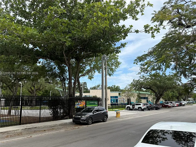 3220 Plaza St — Photo 14