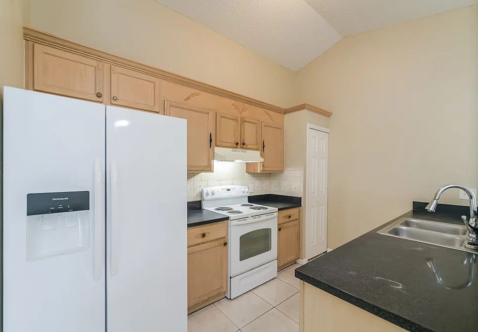 1st image of 2419 Pinewood Cir #1