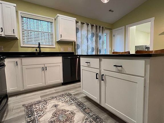 3rd image of 52 Majesty Ln