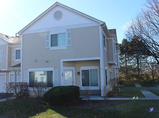 82 Creston Cir, Aurora, IL