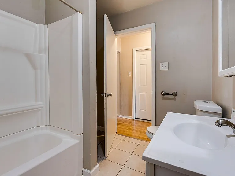Great building with off street parking, views of the city, laundry on site! — Photo 16