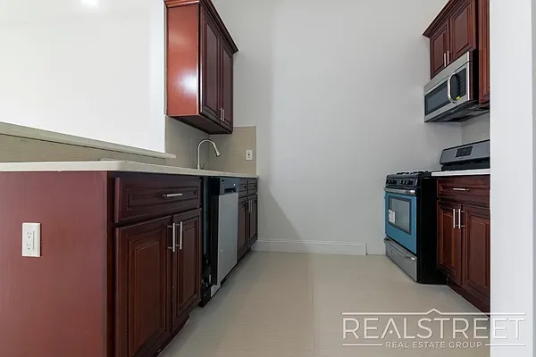 Rented by Real Street Inc | media 4