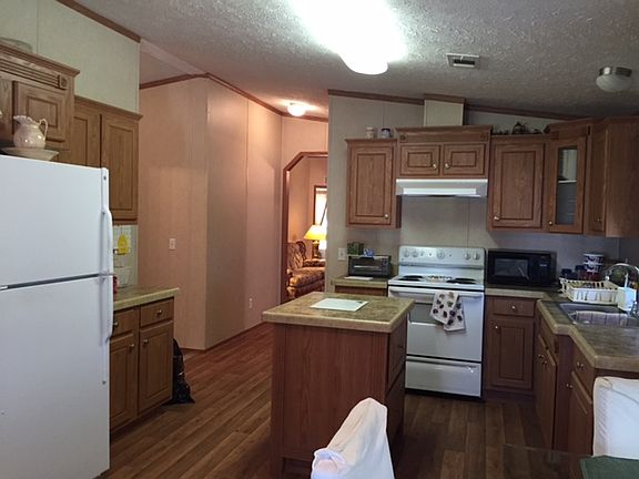 3rd image of 901 E Avenue G