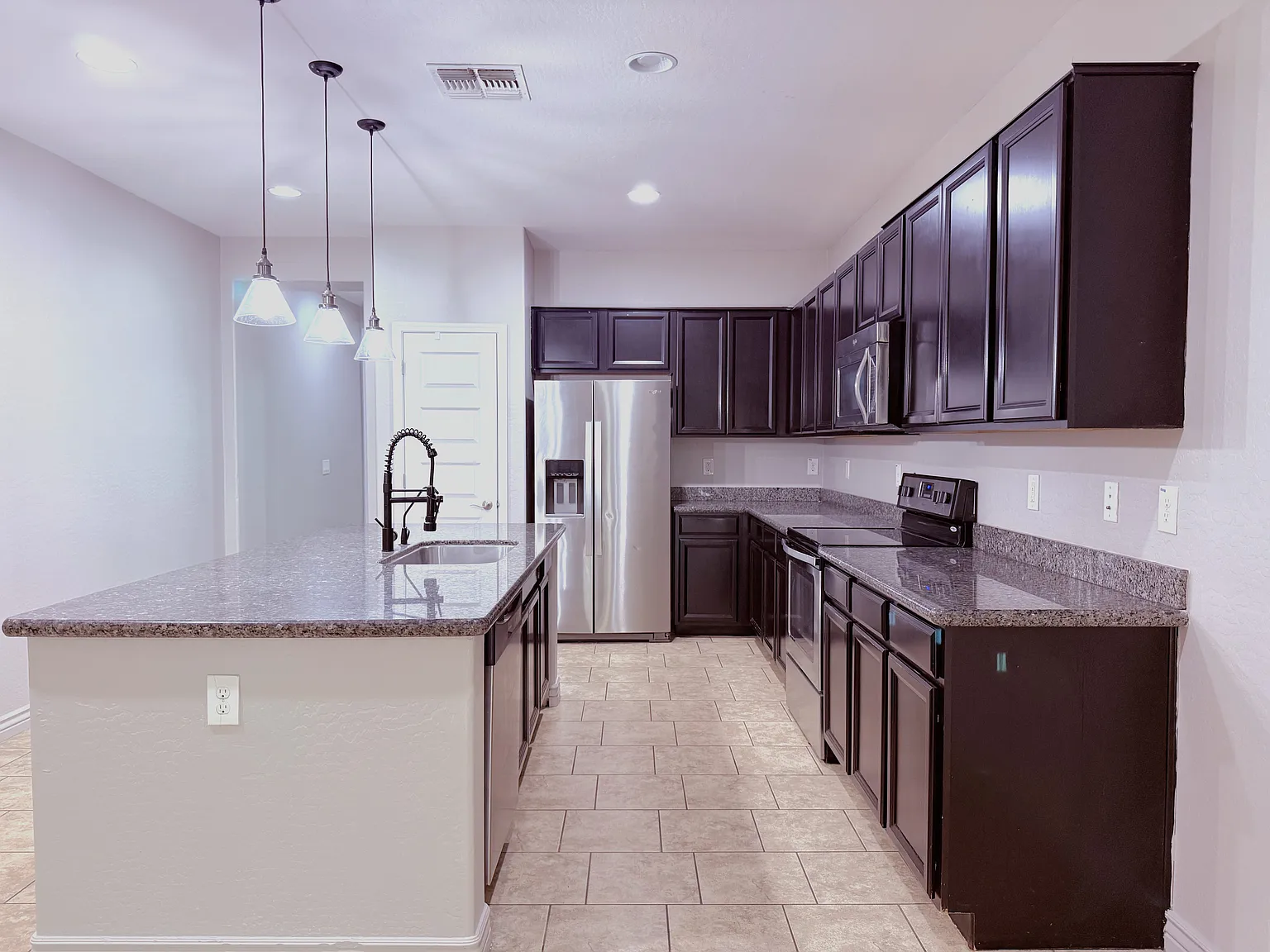 3 bed, 1842 sqft, $2,580 — Photo 4