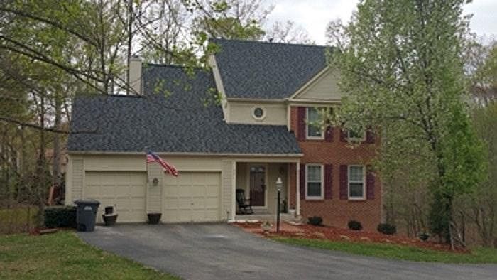 Frontview / Driveway