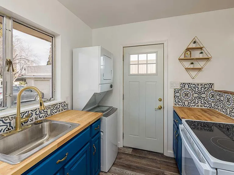 1216 Gordon Ave — Photo 3