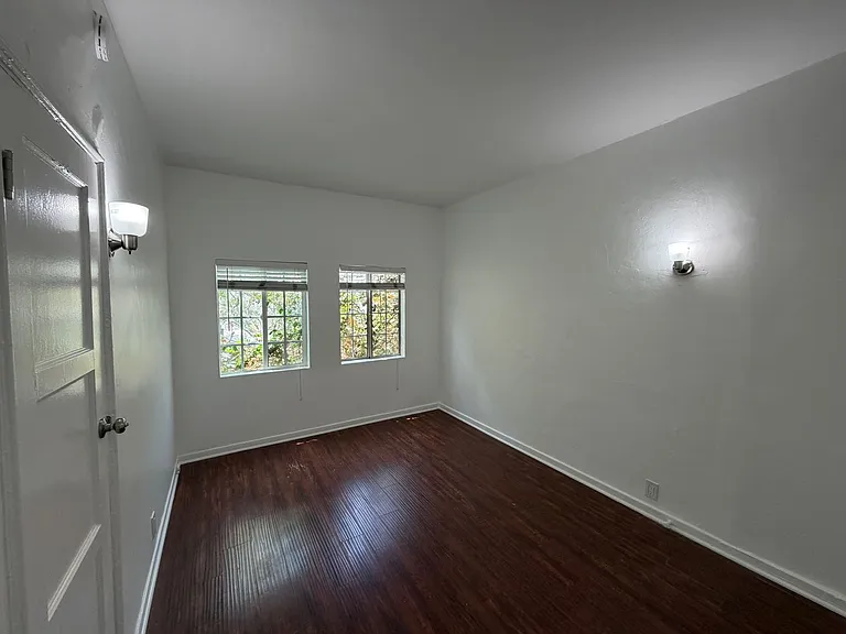 512 N Alexandria Ave — Photo 12