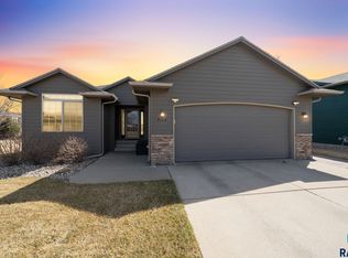 2704 S Grinnell Ave, Sioux Falls, SD 57106