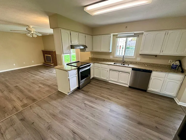 130 Winchcombe Dr — Photo 2