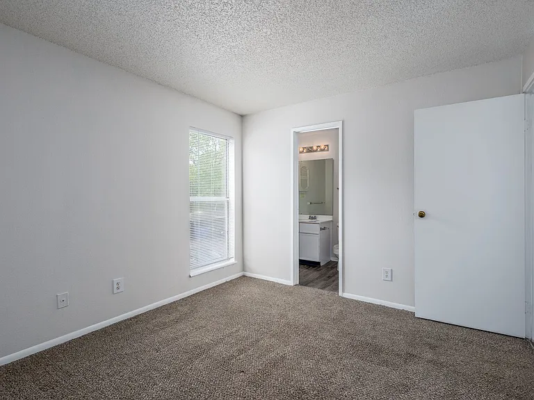 Falcon Point Apartments — Photo 20