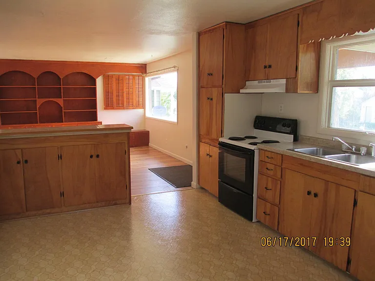1122 S Cedar St — Photo 12