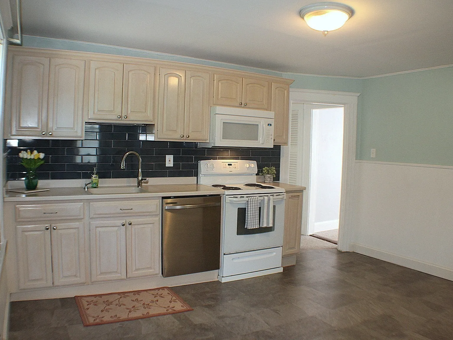 2 bed, 1.0 bath, 939 sqft, $2,350 — Photo 3