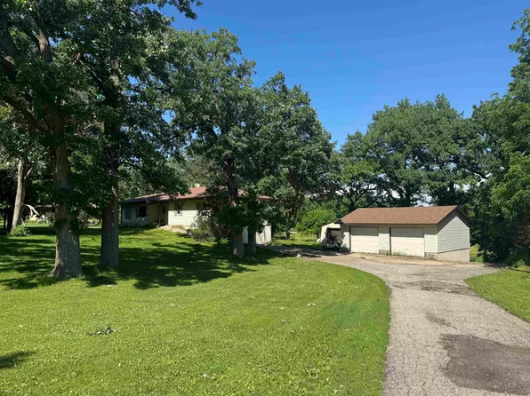 1826 Cedar View Rd, Charles City, IA 50616