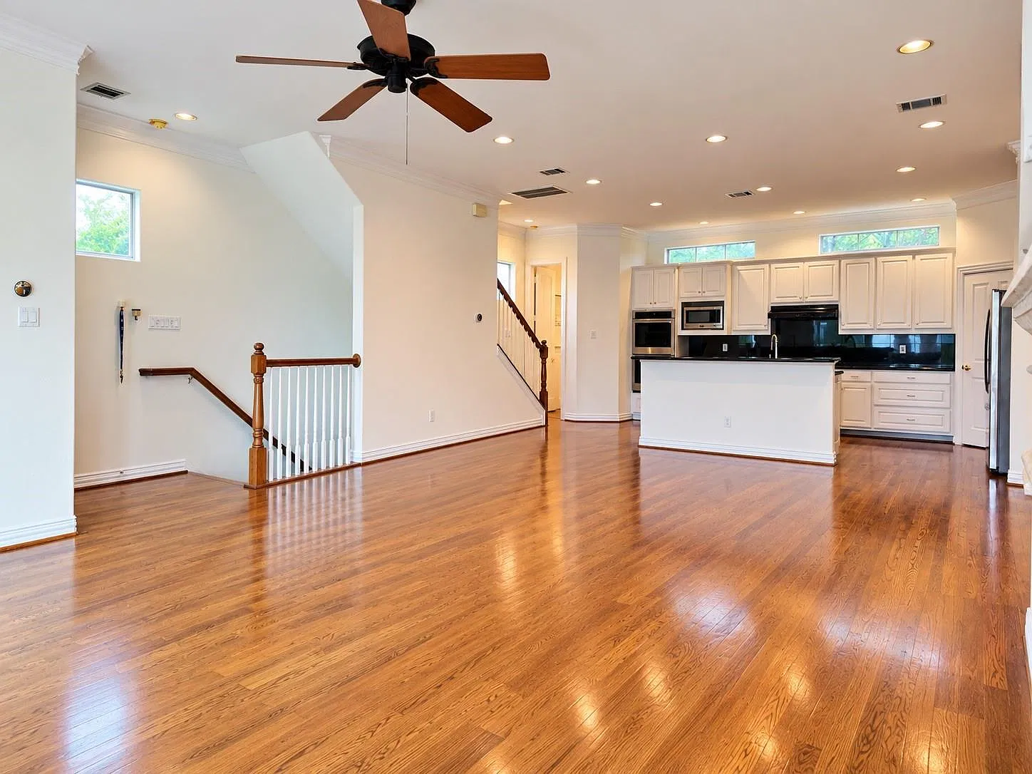 3 bed, 2.5 bath, 2373 sqft, $3,900 — Photo 2