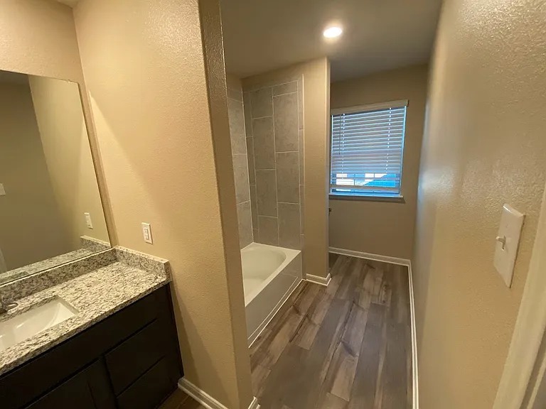 200 Lake Rdg — Photo 11
