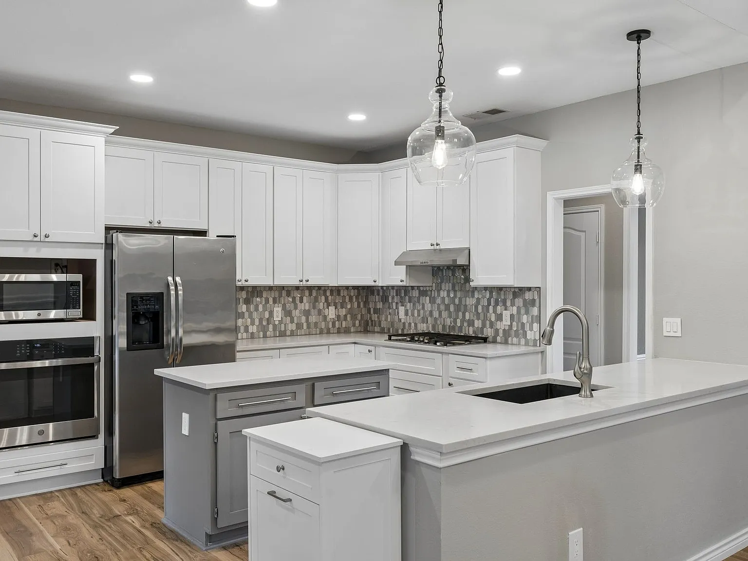 4 bed, 2.0 bath, 2362 sqft, $3,495 — Photo 3