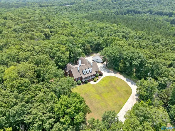 302 Lipscomb Cir, Laceys Spring, AL 35754