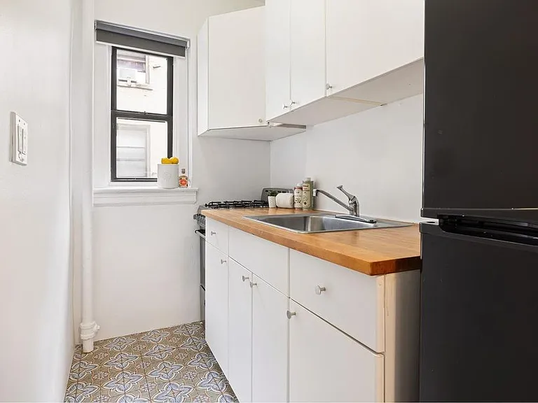 240 E 24th St #3B — Photo 4