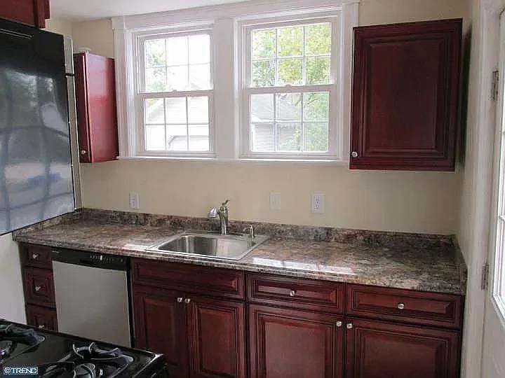 4 bed, 1.5 bath, 1872 sqft, $2,400 — Photo 4