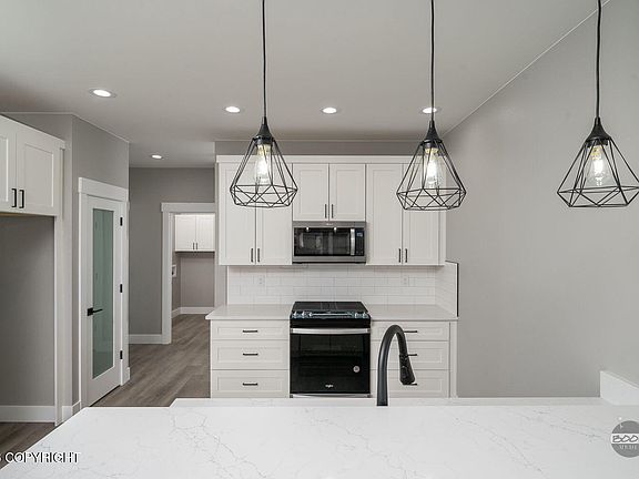 3rd image of 19038 Beverly Ave