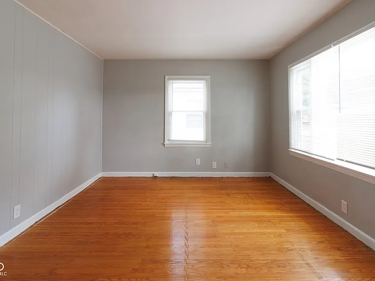 4430 N Longworth Ave — Photo 3