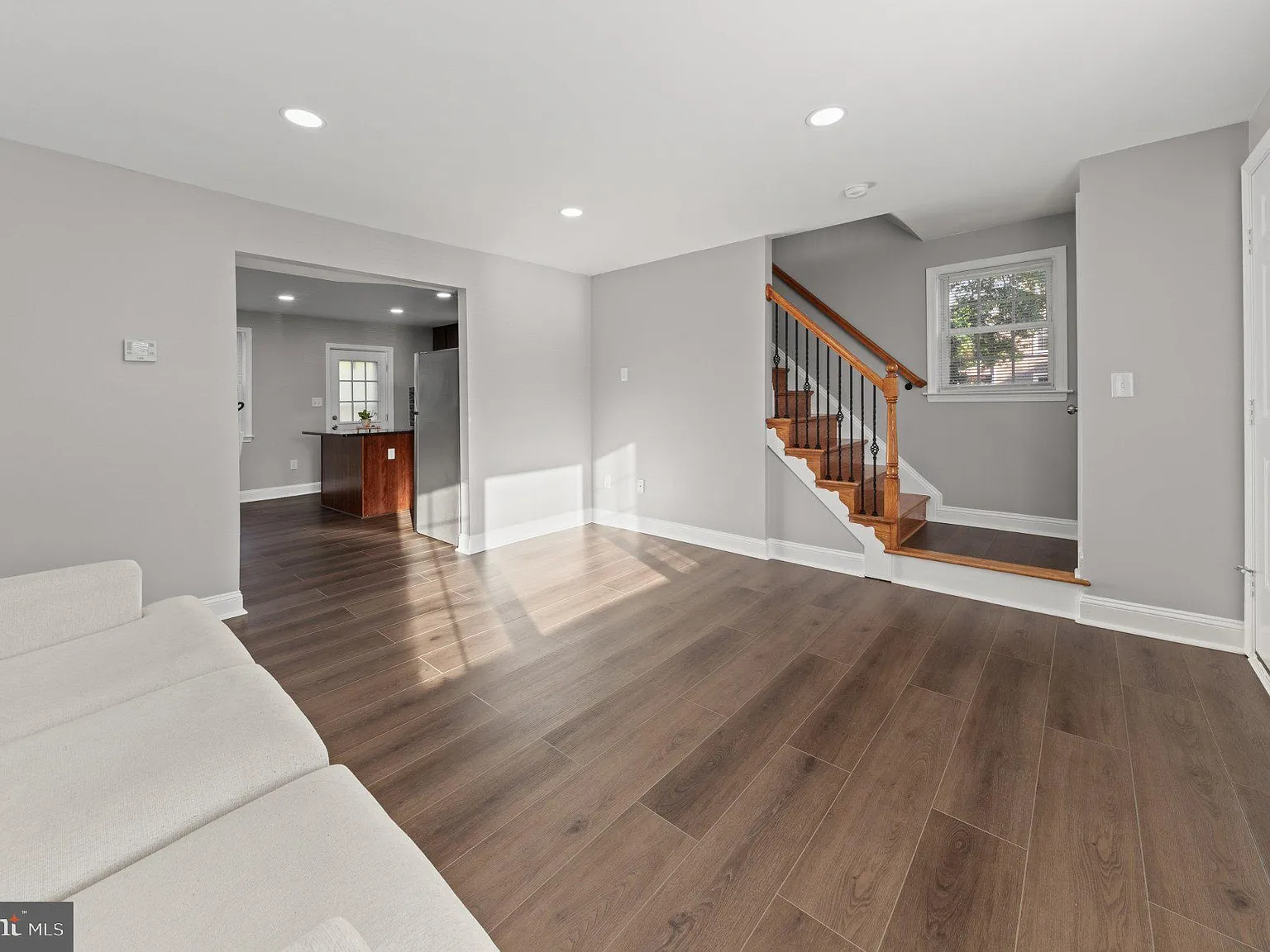 3 bed, 2.0 bath, 1080 sqft, $2,400 — Photo 3