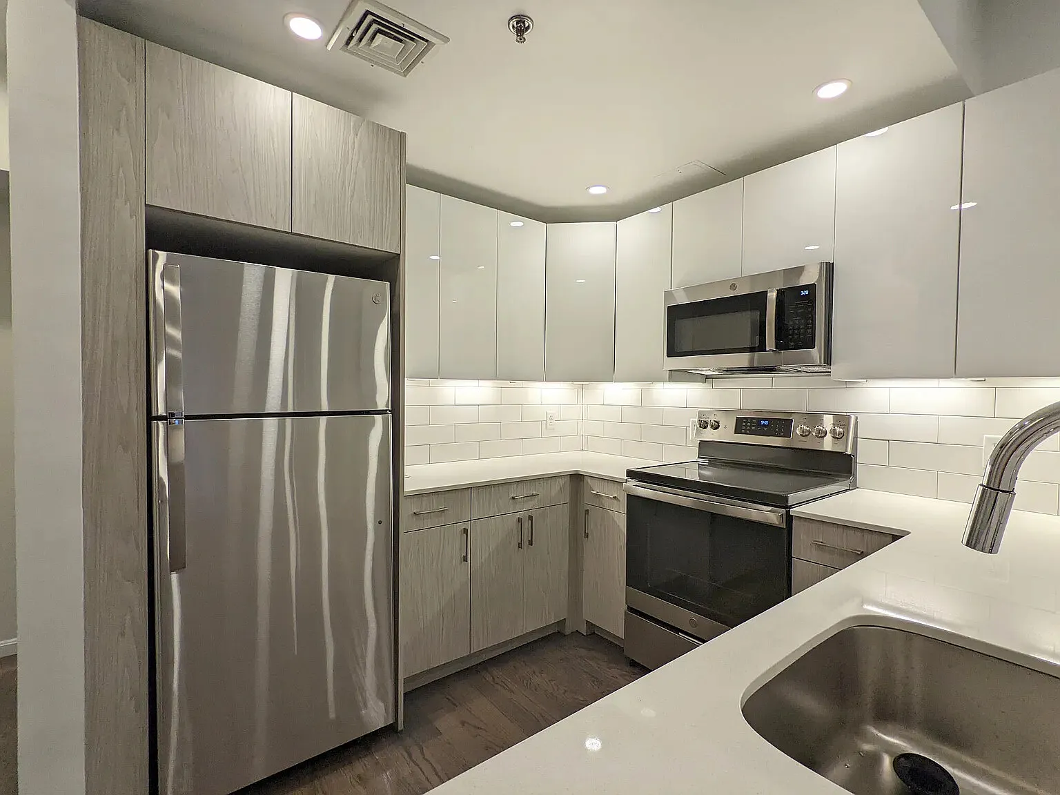 3 bed, 9999 sqft, $5,750 — Photo 3