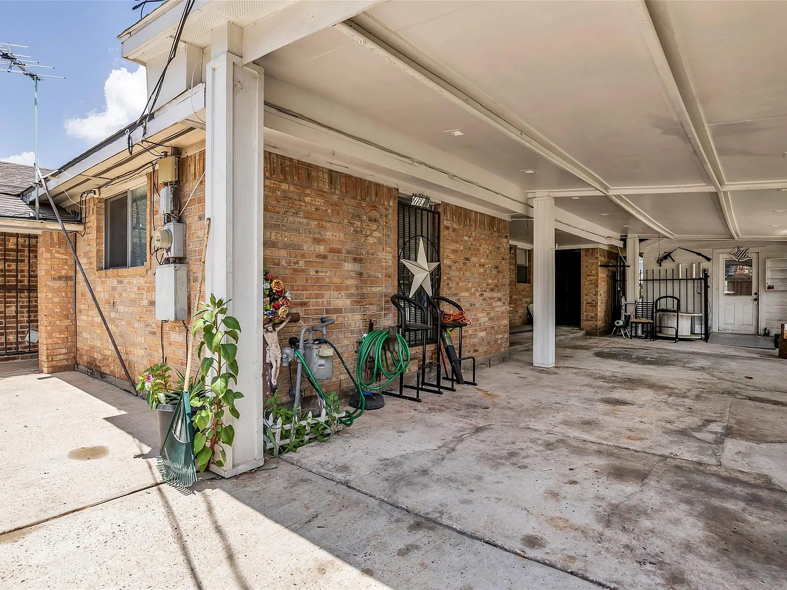 2 bed, 1.0 bath, 1100 sqft, $2,000 — Photo 2