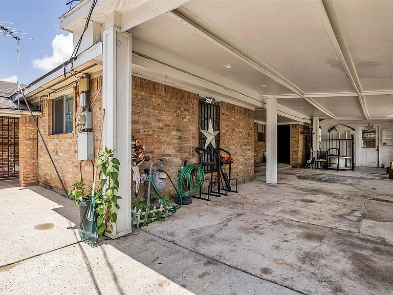 809 Brooks St — Photo 2