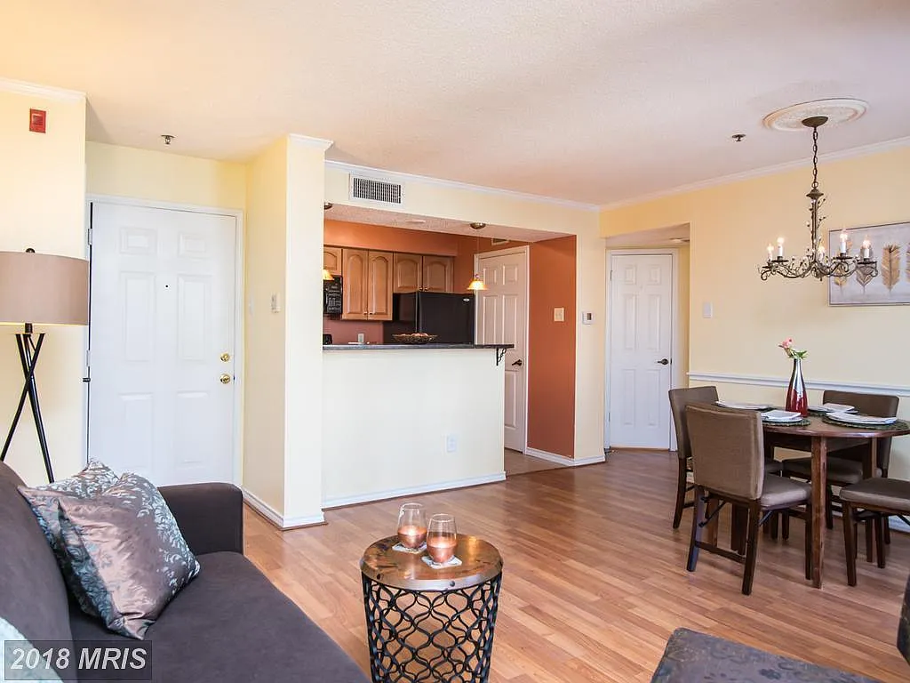 Building Photo - 1504 Lincoln Way #304