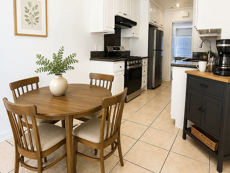 1214 W Victory Blvd — Photo 1
