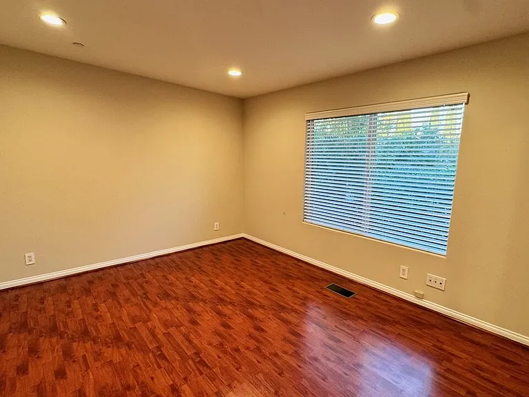 15360 Wyandotte St — Photo 7
