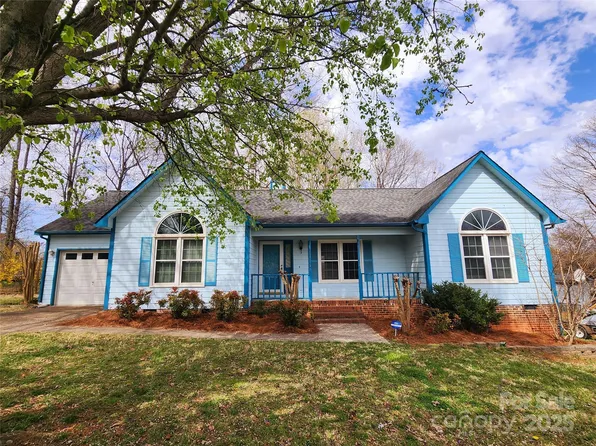 121 Deertrack Dr, Mount Holly, NC 28120