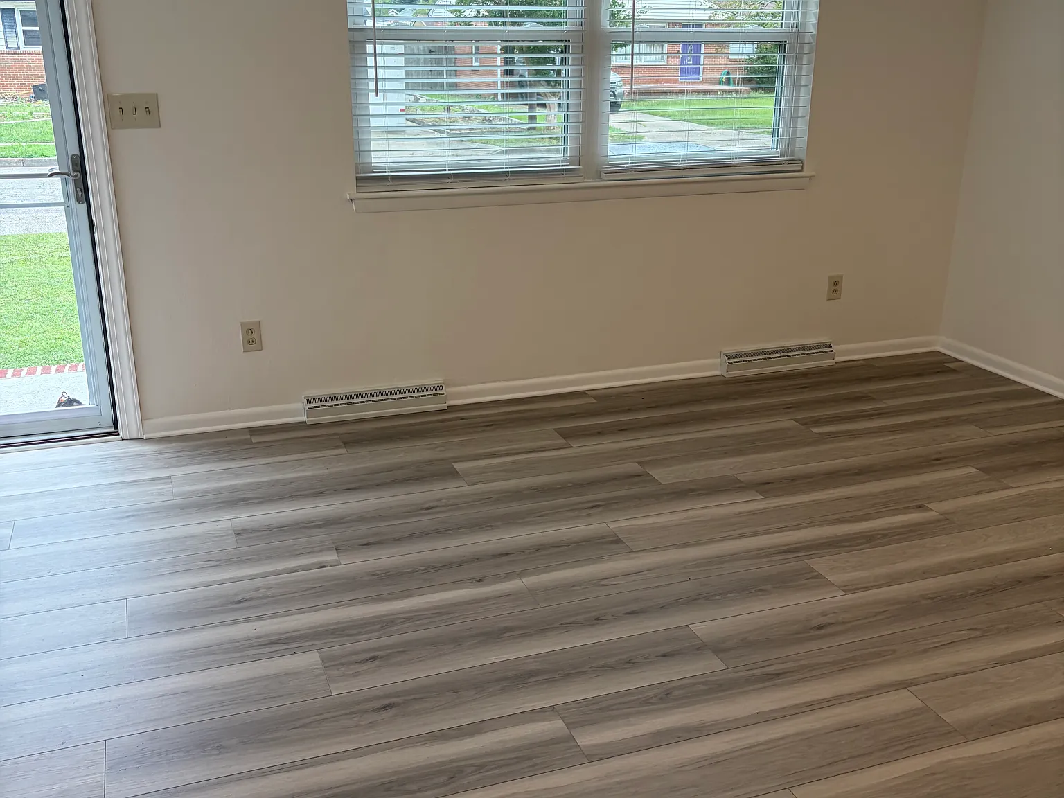3 bed, 1.5 bath, 1040 sqft, $2,000 — Photo 2