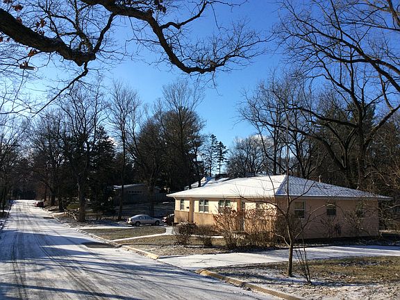 Hawthorn Ave looking south