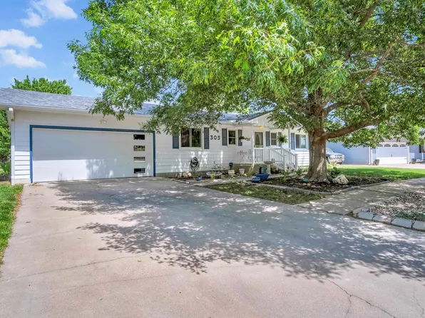 305 Oak Park Dr, McPherson, KS 67460